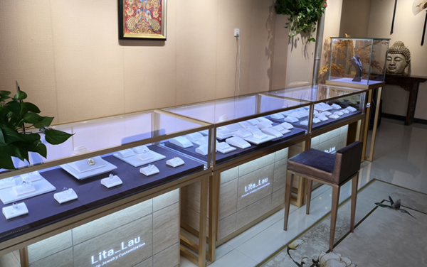 通過(guò)產(chǎn)品、質(zhì)量、服務(wù)打造珠寶展柜品牌