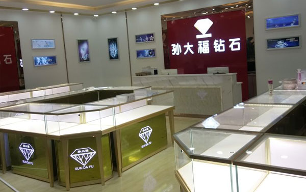 玻璃鉆石珠寶展示柜哪個(gè)廠家更專業(yè)？