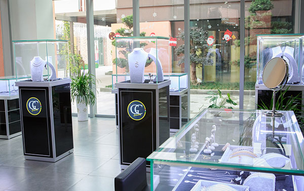 玻璃展示柜定制選擇什么廠家比較好？